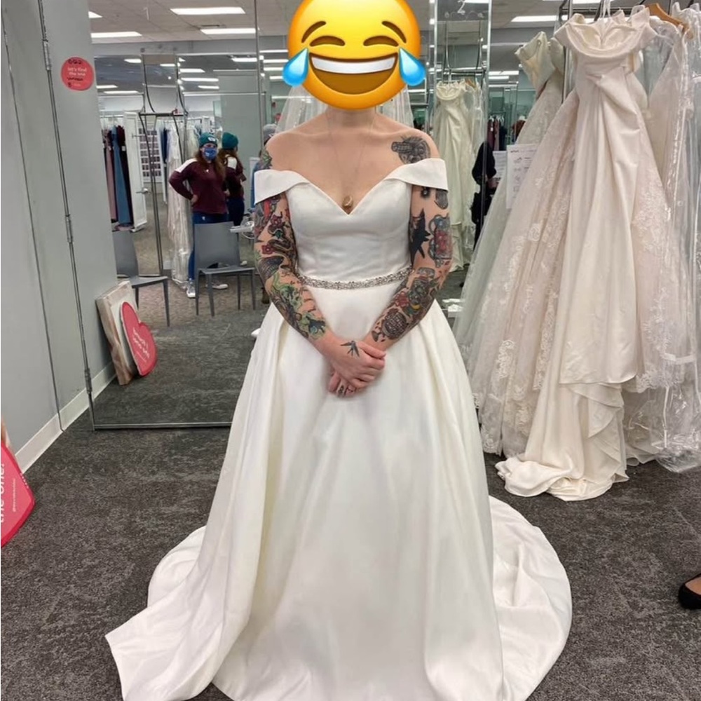 BRAND NEW NEVER WORN Elegant Off-Shoulder White Wedding Dress